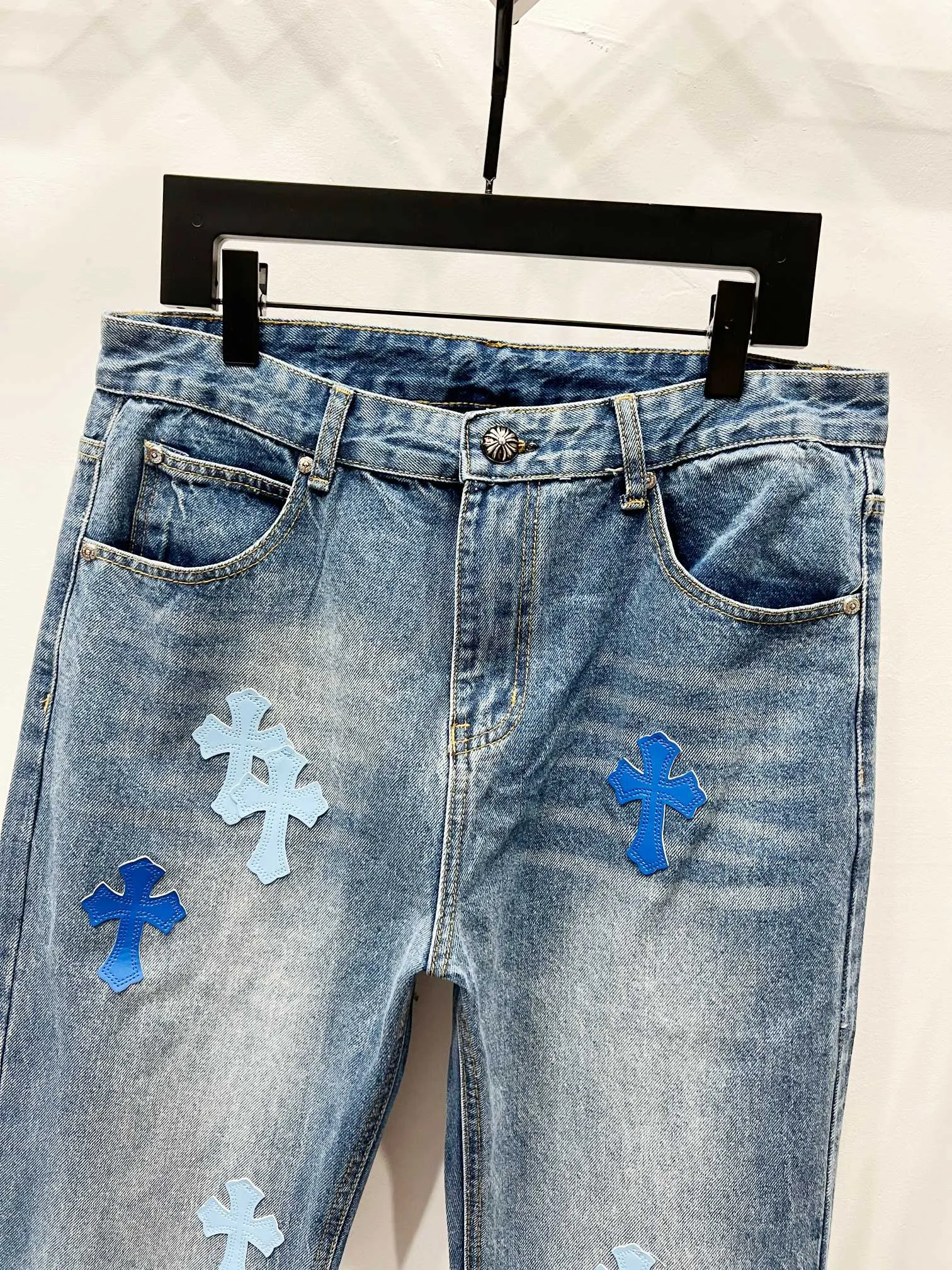 P210 Style No.: (K540) Chrome Hearts & CH city limited series Sanskrit cross patch patchwork jeans, black and white color matching - Chengdu "chengdu" jeans catering to the hometown of Chengdu giant pandas. The finished products need to be washed and then disassembled and hand-stitched with sheepskin cross skins and then spliced ​​together to complete. The whole process is too complicated to explain. The texture can be seen in the hand, and it looks good. The styles with different washed textures are very friendly to people with thin legs and thick legs. The straight version is very flattering to the leg shape. The moderate length is timeless and can be matched easily and casually. It is the basic styling foundation for various styles and is a must-have in the wardrobe! The fabric is stiff but also makes the upper body soft without losing texture. The washing process is even more perfect. It is a must-have item for everyone! ! ! Washed wheat, hang tag, pants label, three labels are complete, the upper body effect is particularly stiff and stylish, super stylish, the same style for men and women - Color: blue and black Size: 28 30 32 34